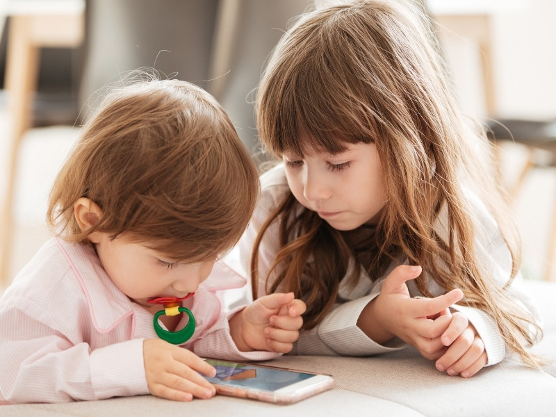 Dỗ con bằng điện thoại, ipad là đánh mất cơ hội phát triển của trẻ
